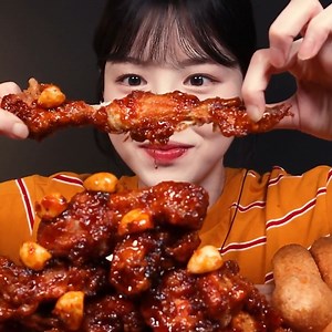 Today, I brought seasoned chicken, giant cheese sticks, and cheese balls! #eatwithboki #boki #bokimukbang #mukbang #asmr #koreanmukbang | 복희Boki Mukbang ヅ