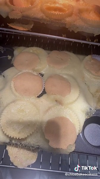 Wtaf went so wrong here #caketok #baketok #cakefail #bakery #bakingfail #ohno #cupcakefail #bakefail #cupcakes #oops