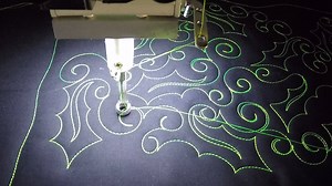 Holly Leaves make a great background design on that Christmas table runner! Check out the video for an easy way to do them. #FMQ401 #freehand #freemotion #apqsquilting #apqscanada #apqslenni #glidethread | Whirls N' Swirls Quilting-APQS Ontario