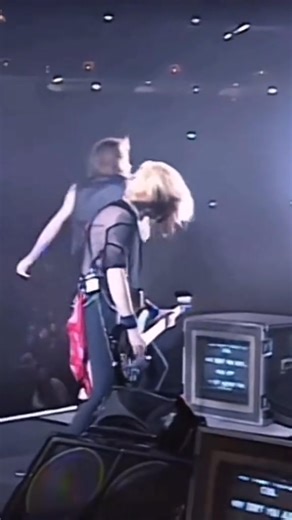 Axl Rose Owning the Stage 💀🔥 | It’s So Easy (Live Madness) | Rock Panthem