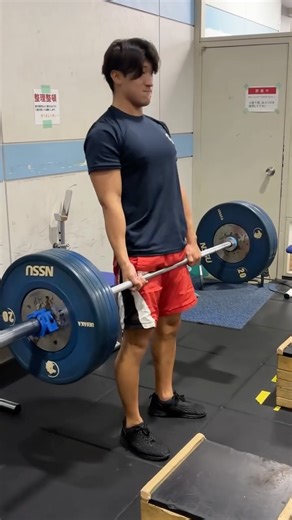 日本体育大学 水泳部 男子水球ブロック on Instagram: "【🏋️training🦁】 こんばんは！ 本日は「デッドリフト」です🏋️ 今年度の総合1位は 🥇3年 西村 魁星、 🥇1年 庄山 優 （190kg）の2名でした💪🔥 《総合ランキング》 🥇1位：3年 西村 魁星、1年 庄山 優（190kg） 🥈2位：2年 福島 彰真、1年 若月 星輝（180kg） 🥉3位：3年 近藤 晴矢、中村 慶太、2年 酒巻 成（170kg） 《学年別Champion》 ⭐️3年 西村 魁星（190kg）※全体1位 ⭐️2年 福島 彰真（180kg）※全体2位 ⭐️1年 庄山 優（190kg）※全体1位 ※動画は総合1位の西村、庄山のウエイトシーンです ⁡ ウエイト測定の結果は以上となります‼️ 学年を越えて互いに刺激し合い、素晴らしい成果が多くみられました💪🏻🔥 今後も日体水球全員で、 