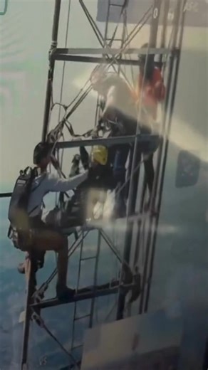 Hot Air Balloon Crash in Gregg County Leaves Two Stranded on Cell Tower, Safely Rescued LONGVIEW, Texas — Emergency crews responded Saturday morning after a hot air balloon became entangled on a cell phone tower, leaving two people stranded high above the ground. According to officials, the incident occurred around 8:15 a.m. in northern Gregg County when the balloon struck the tower at an estimated height of about 920 feet. Firefighters launched a rescue operation shortly before 9 a.m. and were 