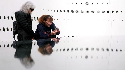 Former Rep. Gabby Giffords lauded in visit to House floor