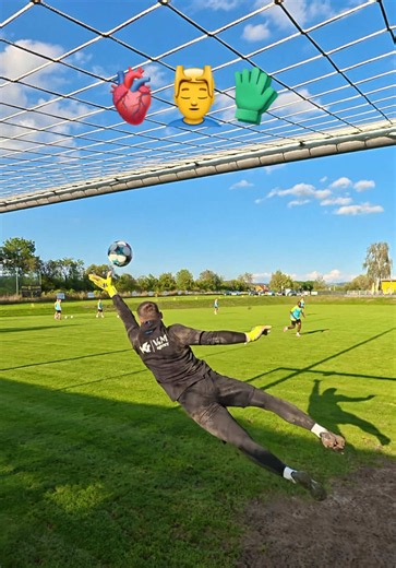 Goalkeeping🫀🧤 #goalkeeper #keeper #football #goalkeepertraining #goalkeeping