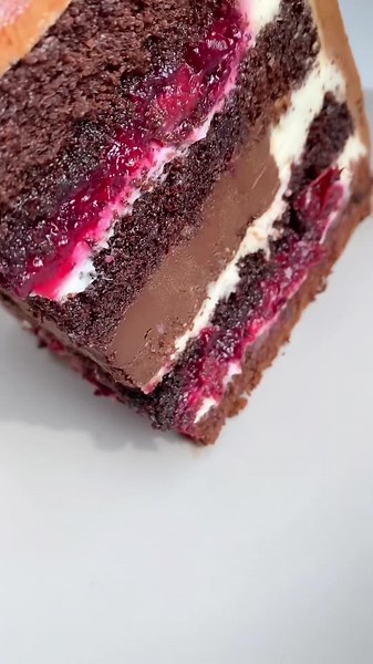 Tort cu Ciocolată și Vișine: Rețetă Delicioasă