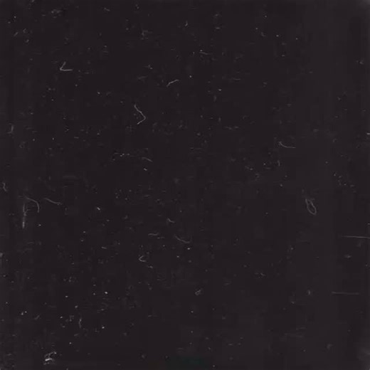 Аскерхан🇵🇸 on Instagram: "日本利用压电瓷砖将步行转化为电能。这些瓷砖通过压电效应将脚步施加的压力转化为电能。当人们行走时，脚的重量和动作会对瓷砖产生压力，使内部的压电材料弯曲并产生机械应力，进而转化为电能。通过收集数百万次的脚步，产生的电能可以驱动LED 灯、数字显示屏和传感器等设备。涩谷车站每天约有240万次脚步贡献于这一系统，从而减少对传统能源的依赖，支持可持续城市发展。工作原理：压电瓷砖包含压电材料，当外部压力施加在瓷砖上时，这些材料会弯曲产生机械应力，并将这种应力转化为电能。能量收集：每一步产生的电荷量虽然少，但通过数百万步的累积，可以生成可观的电力。应用场景：在人流量大的区域，如涩谷车站，每天约有240万次脚步，为该系统提供了巨大的能源潜力。能量用途：收集到的电能可以用于驱动各种设备，例如 LED 灯、数字显示屏和传感器。优势：这种技术将日常运动转化为可再生能源，有助于减少对传统能源的依赖，并支持可持续城市基础设施的建设。"