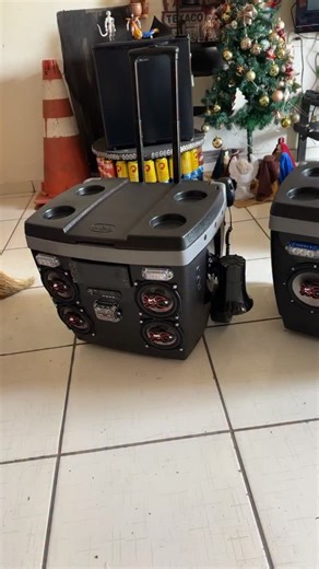 Eletromix on Instagram: "Somos especialistas em mini caixas de som portátil, principalmente caixa térmica com som, ela é totalmente isolada, som de extrema qualidade 240w de potência, 550 reais: caixa basic 32L 2 auto falantes (potência e bateria reduzida) 530 reais : 26L 1 falante 5pol 600 reais : 34L 1 falante 6 pol 720 reais : 34L 2 falantes 5 pol 780 reais : 34L rodinhas 2 falantes 950 reais : 42L rodinhas 2 falantes 1300 reais : 34L 3 falantes e leds 1500 reais : 42L rodinhas 3 falantes e l