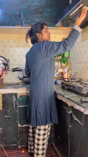 🇧‌🇭‌🇦‌🇼‌🇳‌🇦‌ 🇹‌🇭‌🇦‌🇰‌🇺‌🇷‌ on Instagram: "Kleenest kitchen cleaner 🧽Comment for link🔗 #KitchenCleaning #GreaseCleaner #KitchenTips [ Kleenest cleaners, kitchen cleaner, eco friendly cleaning, non toxic cleaning, homecare brand, germs killing]…."