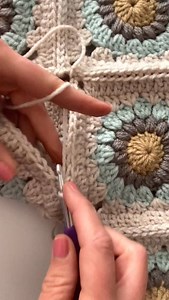 🧶 Here are a few things I’ve learned. Mixing yarn brands? Totally fine. Trying uncommon color combos? Even better. Here’s why: 1️⃣ The weight matters more than the label. If the yarns are about the same thickness and feel similar, they’ll play nicely together. Brands don’t have magical rules—yarn is yarn. 2️⃣ Different fibers can actually boost your project. A little cotton here, some acrylic there… sometimes the mix gives you the perfect combo of softness, structure, or drape. It’s like leveli