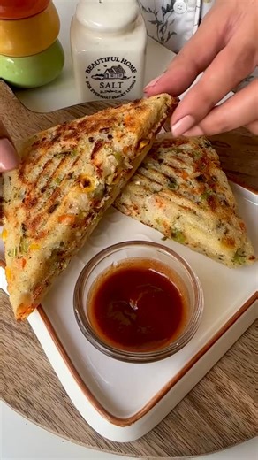 Megha Mahindroo | Recipe Video Creator | No Bread Sandwich? Yes please! 🫡 Here’s a high-protein, veggie-loaded breakfast or lunch idea that’s light, fluffy, and bread-free! Made... | Instagram