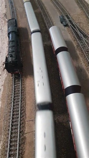 DB Epoche III: Durchfahrt eines D-Zugs auf der Modellbahn mit Diesellok V 160; Dampflok 41 wartet