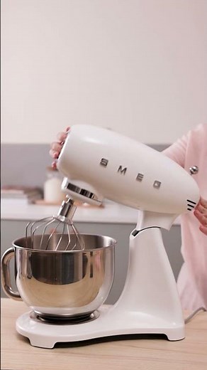 SMF05 - Smeg Stand Mixer - 50's Style Aesthetic