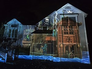 Pirates Halloween 2024 projection mapping house #Atmosfx NEC PE456USL