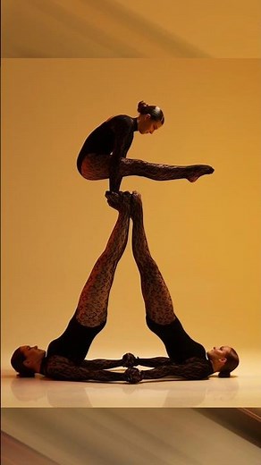 🇺🇦 Model poses for photoshoot📸 Acrobatics. Models Svetlana and Elizabeth and Anna