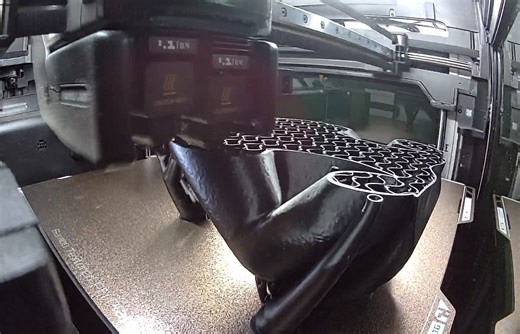 Daffy Duck Streetwear – Adidas Edition 🧡 Le canard le plus stylé passe à l’impression 👀 45 cm de pur flow urbain, avec hoodie Adidas noir, bec orange et regard déterminé. Imprimé sur Bambu Lab H2D 🔥 Création – Made in France 🇫🇷 #MT3D #DaffyDuck #AdidasStyle #Streetwear3D #BambuLab #3DArt #Impression3D #Figurine3D #MadeInFrance #UrbanStyle #mt3d | MT3D