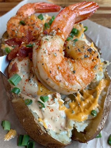 🦐🥔 Loaded Seafood Baked Potato 🧀🔥 Restaurant-worthy comfort food! Crispy potatoes stuffed with shrimp, crawfish cream sauce, and melty cheese. Ingredients: 4 large russet potatoes 1 lb large shrimp, peeled & deveined ...... Full Recipe in Coʍmеոτ 💬 | The Saucy Plate