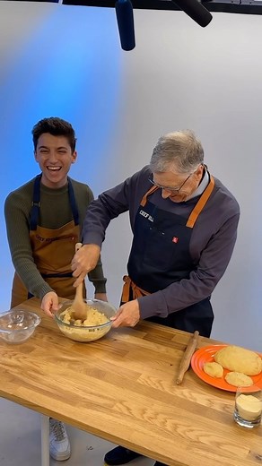 546K views · 10K reactions | I had a great time making Indian Roti with one of my favorite chefs, @eitan. | Bill Gates | Facebook
