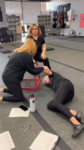 Blooper time 🥹 We were doing team training… and let’s just say things didn’t exactly go as planned 🤪 I might have given Coach Kelly a little scare (I just couldn’t resist😆) We train hard, but I love when we can have some laughter!! Love this crew 💪❤️ #FBBCCoachesChallenge | Toni Lacey Fbbc