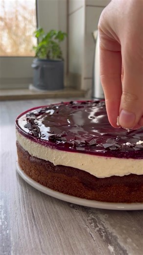 Leckerer Rotkäppchen Kuchen mit Sahne und Fruchtspiegel