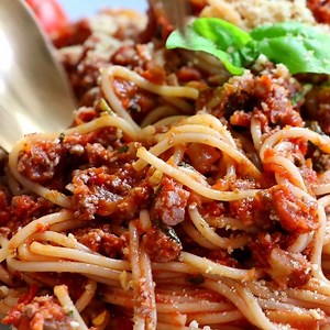 This #vegan Spaghetti Bolognese is da BOMB 🍝💥 FULL RECIPE: http://bit.ly/3133XZW Get my cookbooks: https://thetastyk.com/cookbooks/ | Kirsten Kaminski