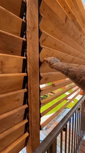 Installation von Holzjalousien auf einer Terrasse. #heimwerken #renovierung #handwerker