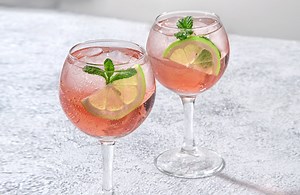 Sarti Spritz: Der spätsommerliche Trend-Aperitif, der Aperol alt aussehen lässt