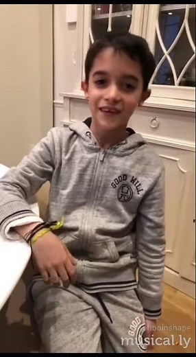 Le petit frère de Tibo InShape fait des musical.ly!!!