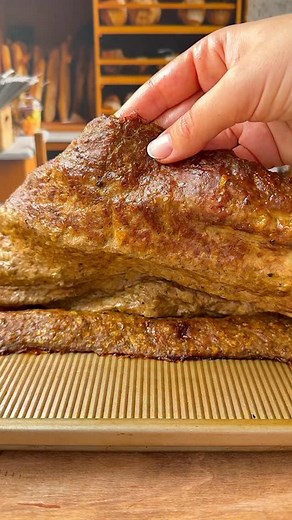 My take on the viral trend — thank you @mezemike for sharing this AMAZING & brilliant parchment paper doner method with the world 🌍5000/10 delicious 🤤 These VIRAL, HIGH-PROTEIN, LOW-CARB Homemade Doner Kebabs 🥙 bring ALL the nostalgic street-food vibes with just a few simple ingredients! Ground meat, spices a quick garlic sauce 🧄 deliver 20g PROTEIN, 375 CALORIES, only 5g CARBS per serving! 🤯 A total game-changer you can make in 20 MINUTES! Pile your “shavings” into warm pita with veggies s