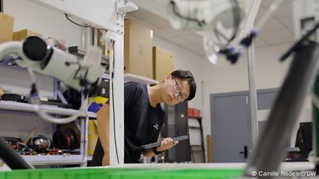 China's emerging robot industry seeks new markets overseas
