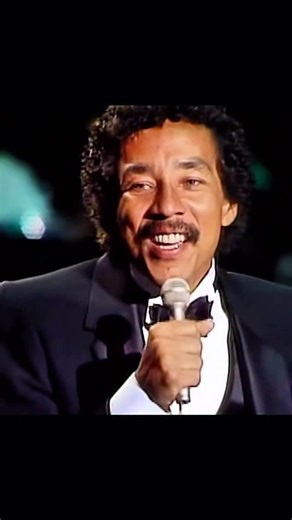 Such a beautiful moment in music history ✨ Smokey Robinson with the incredible Linda Ronstadt, live on March 25, 1983 🎶 Pure soul, timeless voices, and real emotion on one stage. Moments like this never fade 🤍 #SmokeyRobinson #LindaRonstadt #ClassicMusic #oldies #oldiesvibe | Oldies Vibes