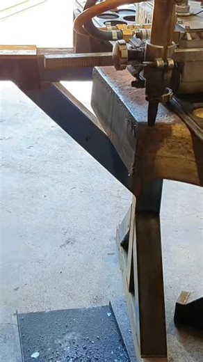 Oxy Gas Cutting a broken D11 Ripper shank with a beetle! 🔥 #gascutting #heavyequipment #earthmoving #workshop | Cutting Edge Engineering Australia