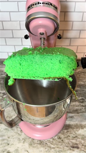 would you eat a cake this green? | Cakes