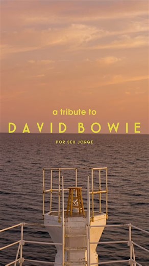 M A R C O S F R A N Ç A on Instagram: "Em 2026, completam-se 10 anos da morte de David Bowie e uma década desde que Seu Jorge iniciou a turnê mundial com as versões em português criadas para o filme The Life Aquatic with Steve Zissou. Esse projeto consolidou uma profunda conexão artística entre o cantor brasileiro e o ídolo britânico, a quem Seu Jorge sempre admirou como músico e ator. Após a interrupção das apresentações devido à pandemia, Seu Jorge realizou uma live especial no litoral de São