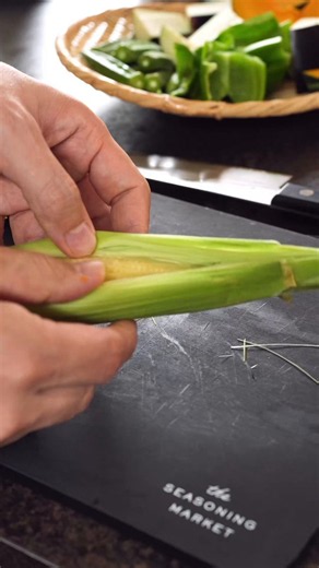 毎年、夏になると必ずつくる！ご飯がすすむ夏野菜の揚げびたし✨【材料】(3〜4人分）野菜* ナス…1本* ピーマン…2個* オクラ…10本* かぼちゃ…1/8個* ヤングコーン…適量* 大葉…10枚* 揚げ油…適量揚げびたしのつゆ* 水…300ml* みりん…100ml* 醤油…50ml* めんつゆ(2倍濃縮)…50ml* 大根おろし…大さじ2* おろし生姜…小さじ1⸻作り方① 野菜を切る* ナスは縦半分に切り、皮に切り込みを入れて食べやすい大きさに切る。* ピーマンはヘタと種を取り、4等分にする。* かぼちゃは5mm幅に切る。* ヤングコーンは皮から取り出す。* オクラは下処理しておく。⸻② 170℃の油で順番に揚げる* ヤングコーン：2分* かぼちゃ：4分* ナス：皮目を下にして約1分* ピーマン・オクラ：30秒揚げた野菜は保存容器に並べておく。⸻③ 揚げびたしのつゆを作る鍋に* 水300ml* みりん100ml* 醤油50ml* めんつゆ50mlを入れて沸騰させ、2分ほど煮てみりんのアルコールを飛ばします。火を止めて、* 大根おろし大さじ2* おろし生姜小さじ1を加えます。⸻④ 野