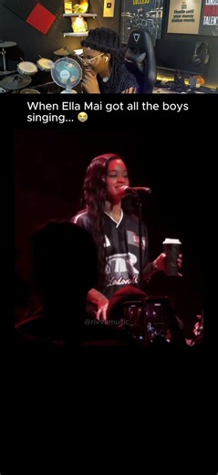 Ella Mai got all the boys singing 🤯🎤🔥