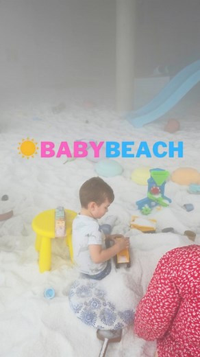 🏖️ Heute waren wir im BabyBeach Aachen – ein richtig schöner Ort, um dem Alltag zu entfliehen und den Kindern etwas Besonderes zu bieten. 👶🌴 Der Indoor-Sandstrand ist perfekt für kleine Entdecker: warme Temperaturen, feiner Sand, Spielzeug und ganz viel Platz zum Buddeln, Toben und Entspannen. ☀️💛 Während die Kids spielen, können Eltern einfach mal durchatmen – Urlaubsfeeling mitten in Aachen! 📍 Mehr Infos: www.babybeach-aachen.de #FamilienAusflug #AusflugMitKindern #Familienzeit #AusflugTi