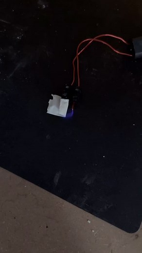 Ricardo Abellán on Instagram: "@juanbautistach estaba pensando en ti ! Mi explicación: La corriente eléctrica siempre busca el camino más “fácil” , en este caso atravesar las capas de cinta aislante es más difícil que crear el arco por el aire que lo rodea. #highvoltage #arcoelectrico"