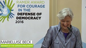 Bereits im Mai erhielt ich den „Ramer Award for Courage in the Defense of Democracy“ des American Jewish Committee und freue mich noch immer sehr über diese Auszeichnung, die mich mit großer Dankbarkeit erfüllt. Vor wenigen Tagen wurde nun ein Video der Preisverleihung auf youtube gestellt (www.youtube.com/watch?v=czqT3JTFJNY&feature=youtu.be). An der Festveranstaltung nahmen hochrangige Gäste und Würdenträger teil, darunter Bundestagsabgeordnete, Diplomaten und Spitzenvertreter des American Jew