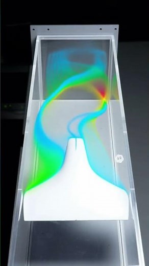 透明な風洞でスモークが描く空気の流れ。整流から乱流、渦の発生まで—見えない風の美しさを30秒で。 #風洞 #流体可視化