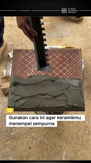 PT. SUGIS KONSTRUKSI BERSAMA on Instagram: "Combing Keramik adalah Teknik pemasangan keramik dengan membuat pola alur pada adukan semen sebelum keramik dipasang. ini bertujuan untuk memastikan adukan merata dan menempel sempurna pada keramik, menghasilkan pemasangan yang lebih kuat, dan mencegah keramik terlepas. #arsitektur #bangunrumah #developer #kontraktor #kontraktorbangunan #sugisgroup"