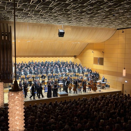 Das war ein wunderbares Konzert heute Abend: Verdis Requiem in der Musikhochschule. Der Oratorienchor Würzburg in Bestform. Und tolle Solistinnen und Solisten. Ausverkauft. Begeisterter Applaus. | Andreas Kemper