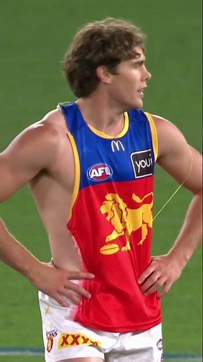 Throwback to Dev Robertson’s iconic moment 😅 #afl #footy #shirtless