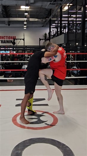 HOW TO DEFEND LEFT KNEE . . #krujames @muay_thai_kru_james @muaythaitips @muaythaigod @muaypro @tndubai @gymnogs @tndubai@muaythai_monkey @muayfimeu @muaythaigang . #muaythaitraining #trainingcamp #muaythai#motivation#muaythailife#phuketthailand #thaiboxing#wpmf#workhard#hardwork#pushup#muaythaitraining #muaythaitechnique#workhard#kickboxing #nakmuay #knee #mma #fitness#bjj #phuket#fyp #mma #mmafighter #infightstyle #sinbimuaythai #sport#muaythaigym#muaythaiphuket #muaythaigram #thailand #fan | 