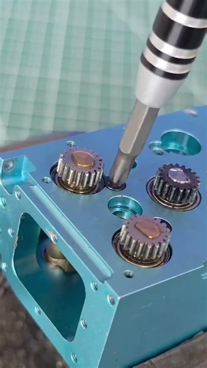 How to Correctly Assemble Small Gears Inside Blue Anodized Blocks