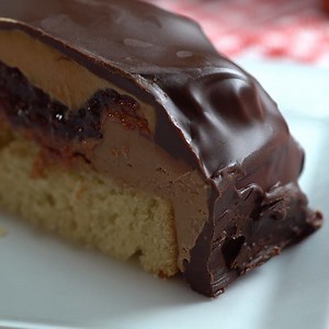 Check out this Peanut Butter & Jelly Sandwich Cake. 🙌 | JumbleJoy.com