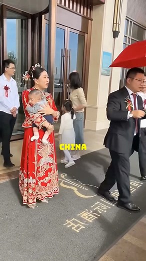 Unusual Chinese Wedding Where Groom Looks Like a Bride #UniqueMarriageTradition #ChinaCulture #GenderNeutralStyle #CustomWedding #CulturalRituals | Agrofy