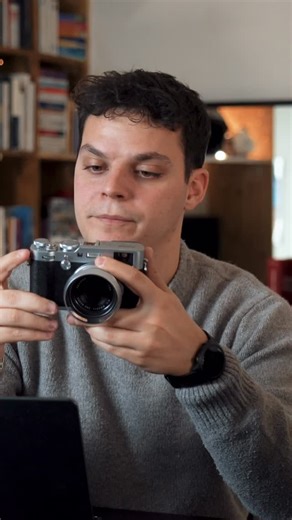 Tom on Instagram: "📸 Le Fuji X100F, mon compagnon de terrain Dans ma dernière vidéo YouTube, je te présente le Fuji X100F que j’utilise en reportage, et plus largement tout le matériel photo et vidéo avec lequel je travaille sur le terrain. Pas un setup de studio, mais du matériel pensé pour le réel : mobilité, discrétion, réactivité. 👉 La vidéo complète est dispo via le lien dans ma bio. Et toi, tu en penses quoi du X100F pour le reportage et la street photo ? 👀👇 #fujifilm #fujix100f #stree