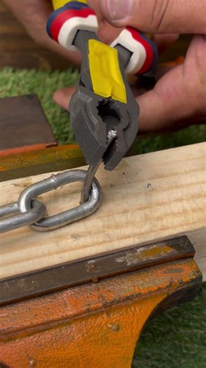 The right way to lock a chain so it won’t slip.Maximum safety#SmallTownBuild #ChainLock #Workshop