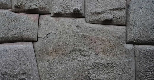 Inestimable trésor inca, la célèbre "Pierre à 12 angles" de Cuzco attaquée à coups de marteau
