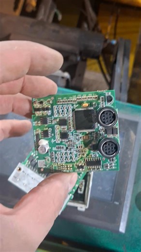 راح نعطيلكم هذه المعلومة المهمة جدا و التي يتجاهلها الكثير خاصة المبتدئين في مجال الاتوماتيزم مثلا عندما يكون عندنا اتومات راحلو مخرج او مدخل و هذا الاتومات فيه رقم سري ما يعني انو لا نستطيع تحميل البروقرام ،إذن عندما تغيب عنك كل السبل يمكنك اللجوء إلى هذه التقنية البسيطة و هذا باستبدال الكارت التي يوجد فيها البروقرام و استعمالها في اتومات جديد و بهذا حليت المشكل ، لانو صحيح انو هناك برامج لفك رقم سر اتومات و لكن ليس كامل الأنواع ففك الرقم السري يكون مع الأنواع القديمة عامة .و ربي يوفق الجميع و 